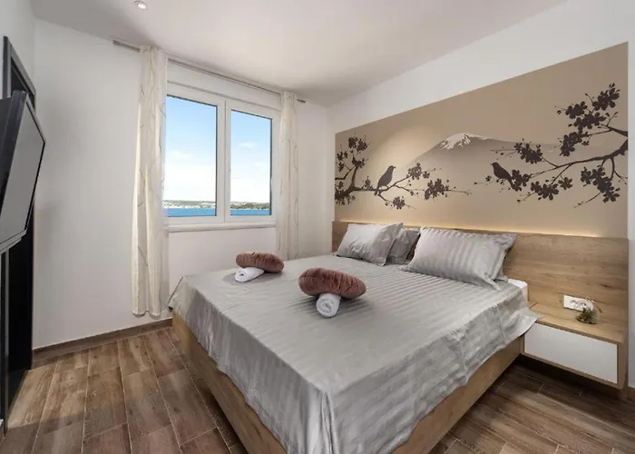 Royal House 3 *